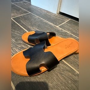 Universal Thread Sandals